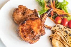 Côtes de Porc en Croûte de Moutarde au Piment d'Espelette - Un Jour Une Epice