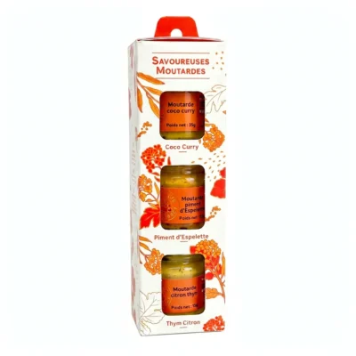 Coffret de trois pots de moutardes aromatiques, saveurs coco curry, piment d'Espelette et citron, dans un emballage floral.
