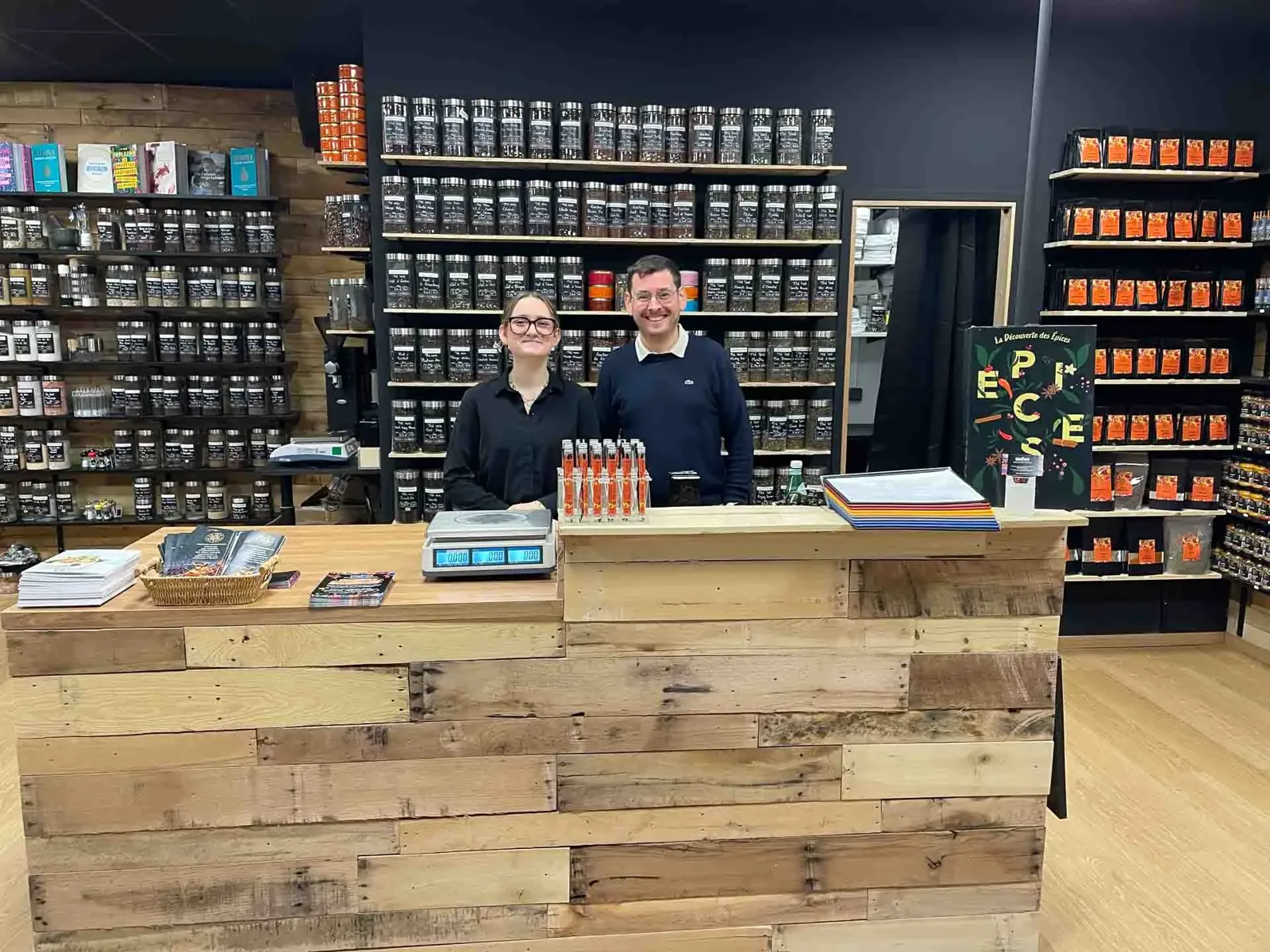 Comptoir de la boutique Un Jour Une Épice à Mont-Saint-Aignan, près de Rouen, devant les bocaux de thés et d'épices